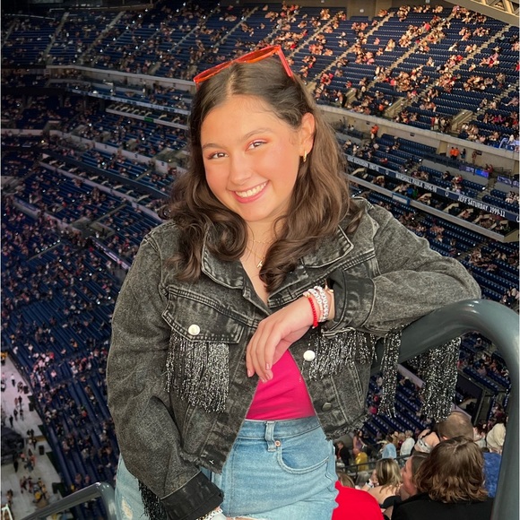 Meet your Posher, Hallie - Picture 1 of 1